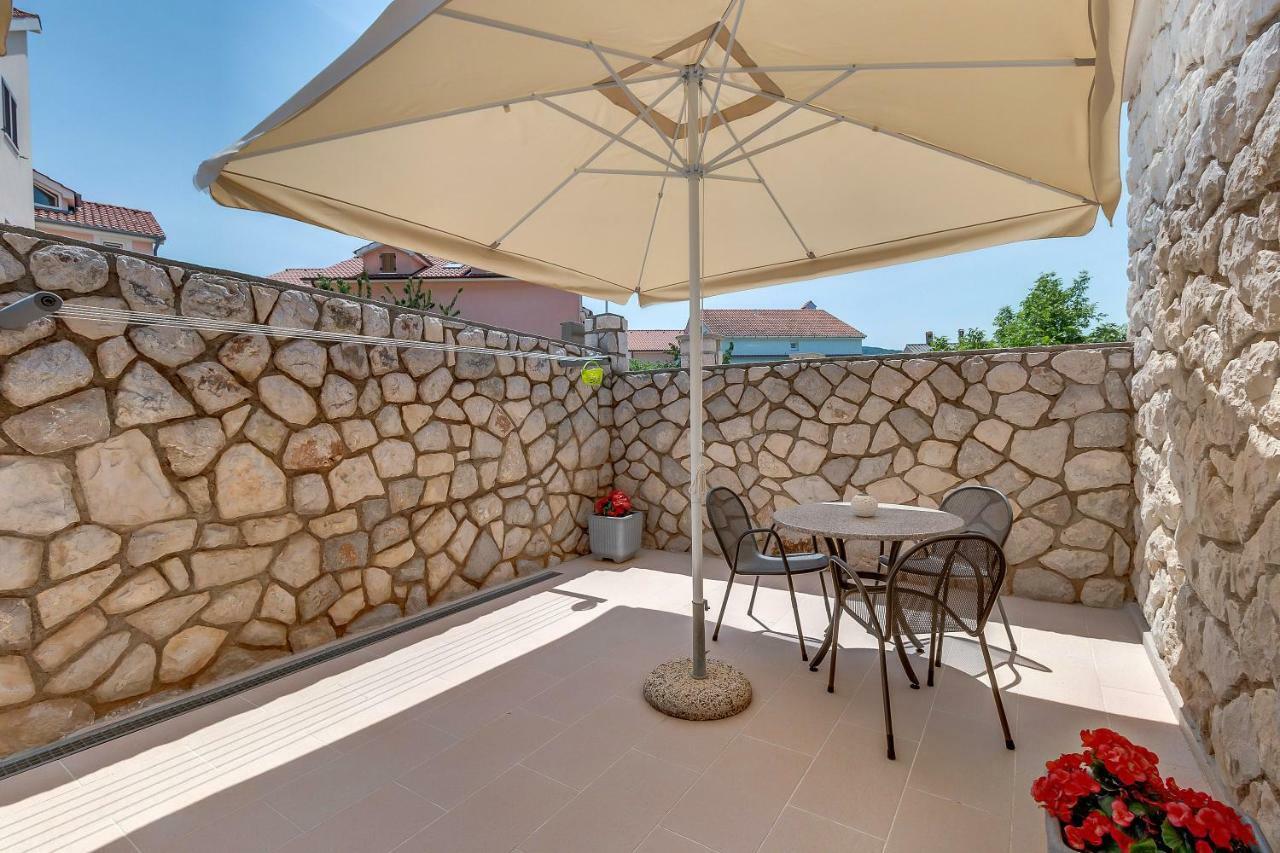 Apartments Eva Cres Exterior photo