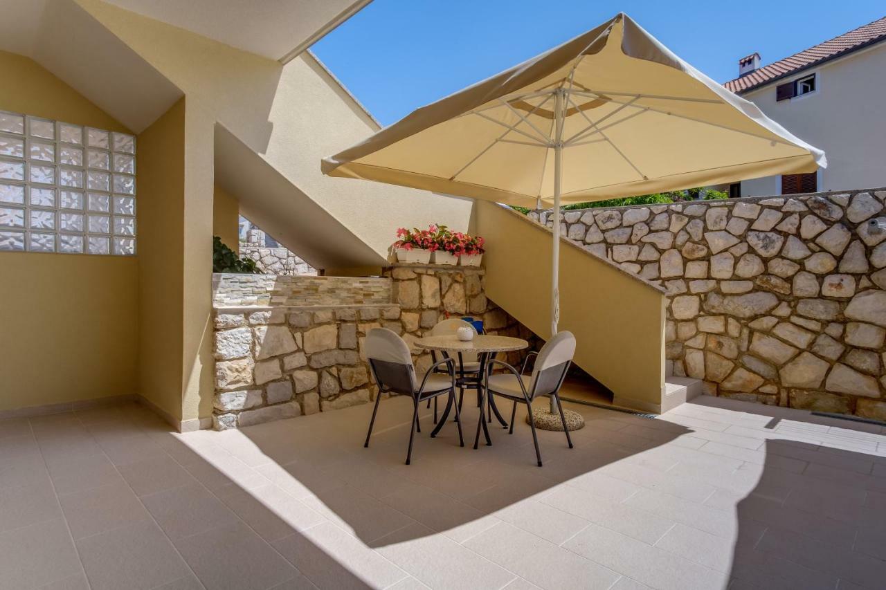 Apartments Eva Cres Exterior photo