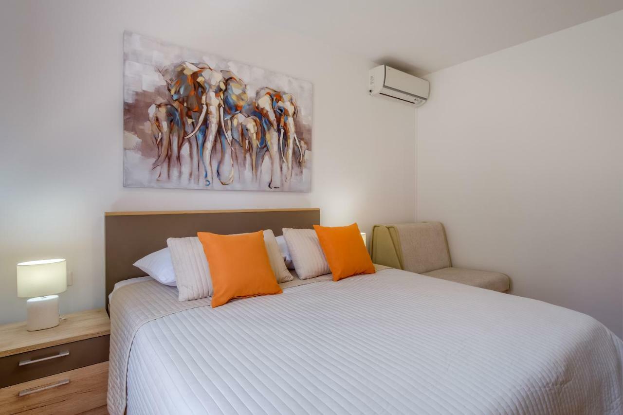 Apartments Eva Cres Exterior photo
